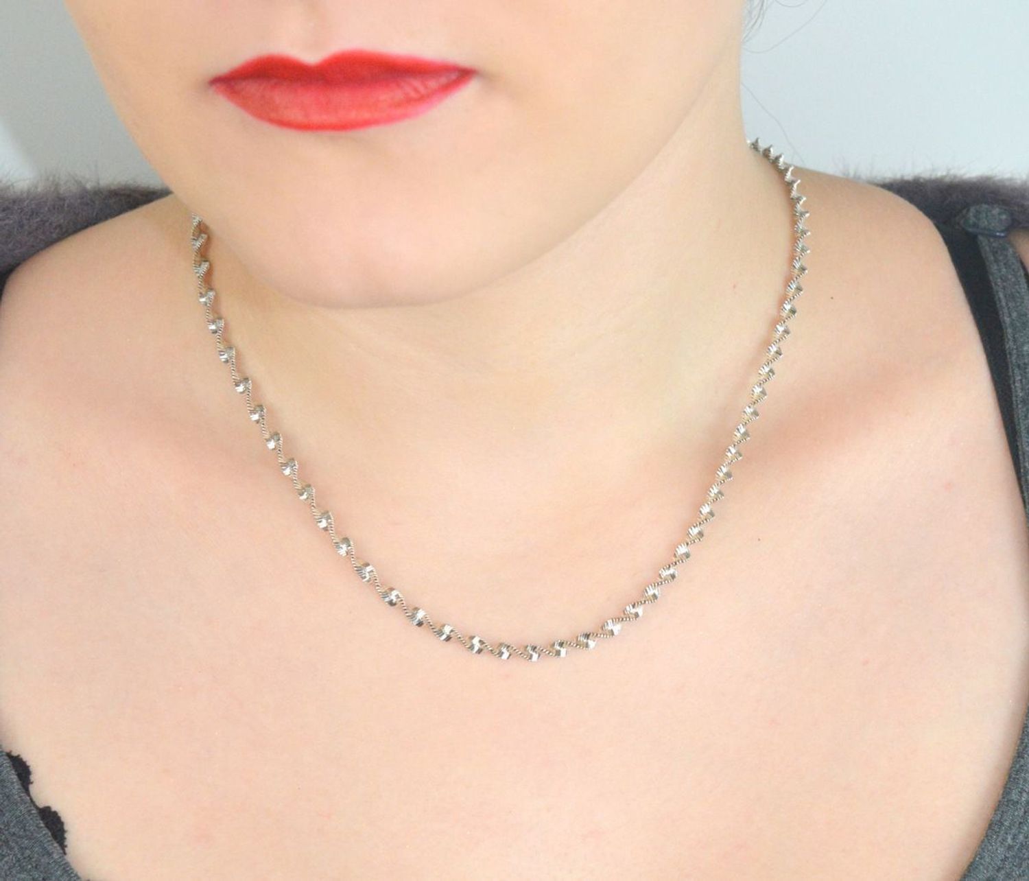 Stylowy łańcuszek damski ze srebra 925, skręcony o szerokości 3,5 mm, oksydowany, długość 44 cm. Zapięcie na karabińczyk, elegancki i ponadczasowy dodatek.1.jpg